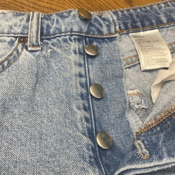 H & M Distressed Denim Shorts - Picture 7 of 7